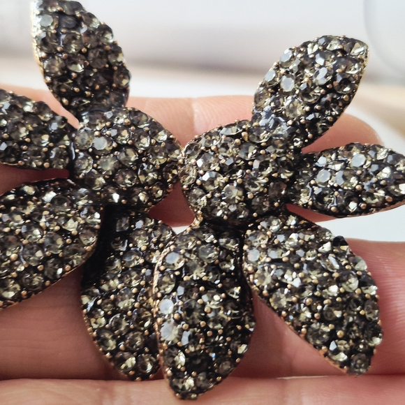 Sparkling Floral Earrings - Picture 10 of 12